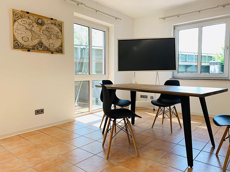 Foto von Raum 3 mit alter Landkarte an der Wand und digitaler Tafel