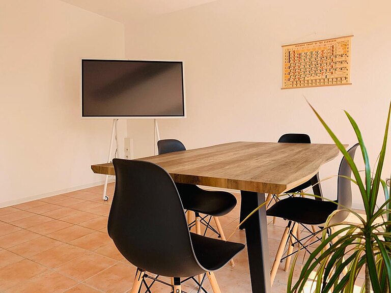 Foto von Raum 2. Periodensystem an der Wand