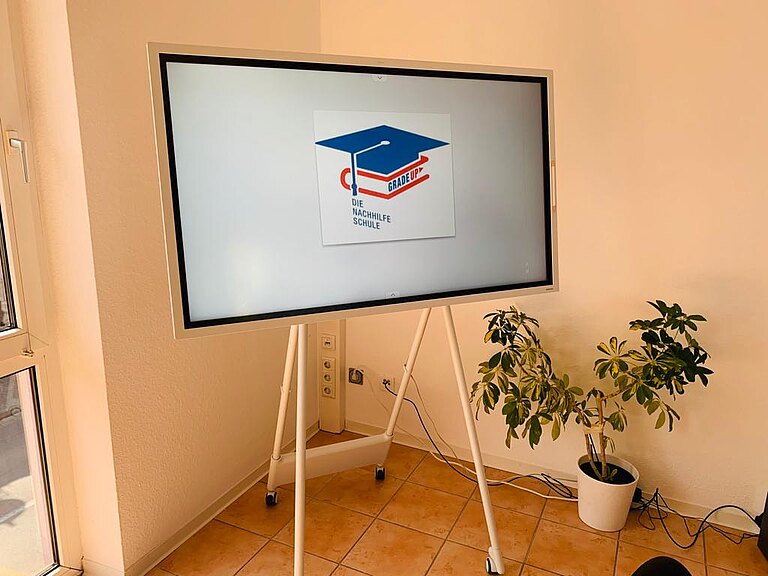 Digitale Tafel mit Grade up Logo