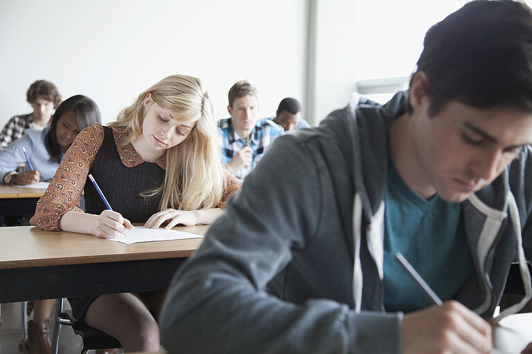 Eine Schulklasse schreibt eine Klausur.