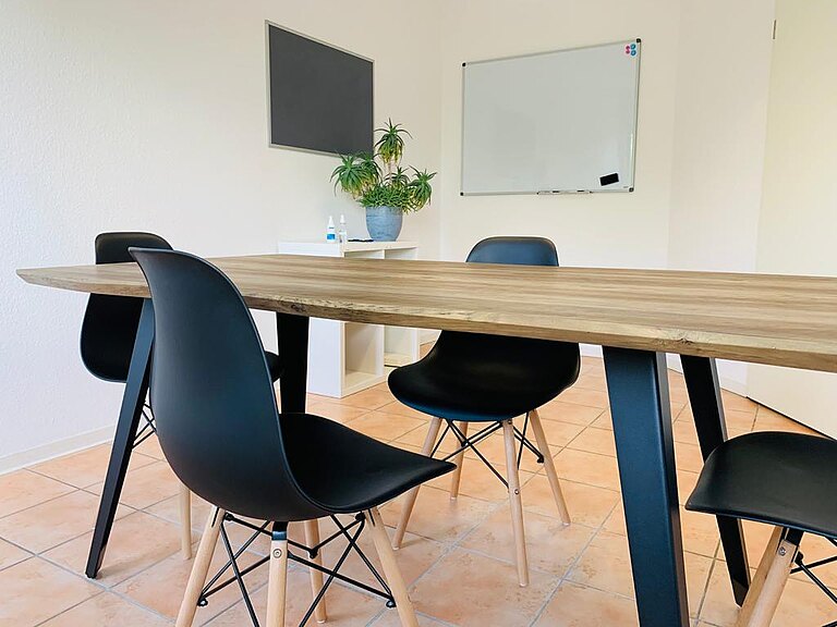 Foto von Raum 5 mit Whiteboard an der Wand